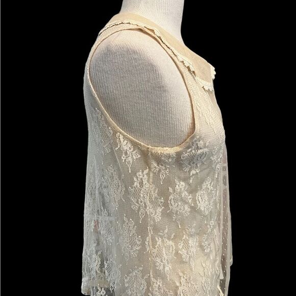 Delicate lace sleeveless, with collar top. It’s oh so feminine and dainty. - Picture 2 of 7